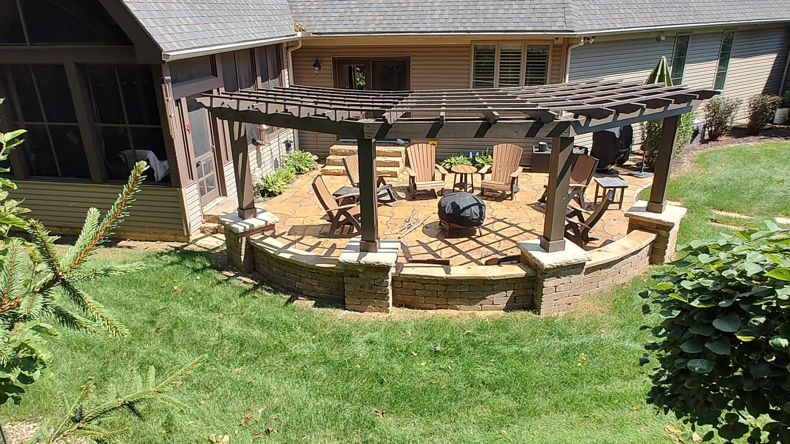 Circular paver patio and pergola built for entertaining by Dave's Landscaping